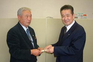 左が燕市交通安全協会の柴山会長、右が燕中央自動車学校の梨本校長