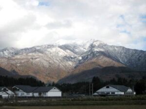 「しただブログ」に粟ヶ岳の冠雪と紅葉のコントラスト