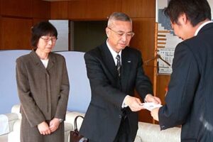 スリーピークス技研社長の小山喜一郎さんが香典返しとして三条市に400万円を寄付