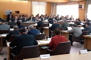 燕市議会全員協議会で12月定例会提出議案26件を説明