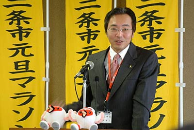 会見する国定三条市長