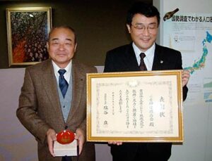 三条市で初めて文科相から地域文化功労者表彰を受けた三条神楽保存会が三条市長を表敬