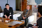 国定市長に文科相から地域文化功労者表彰を受けたことを報告