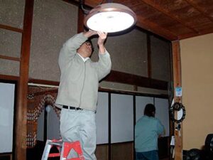県電気工事工業組合三条支部青年部会が三条市栄地区のひとり暮らしの老人世帯を訪問して電気のチェック