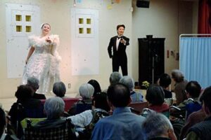 元宝塚の東地美佳さんが加茂市・特別養護老人ホーム「平成園」を慰問