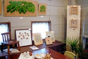 20日まで自由工房新井敏雄作品展、木の温もりを伝える長野市の木工作家を紹介