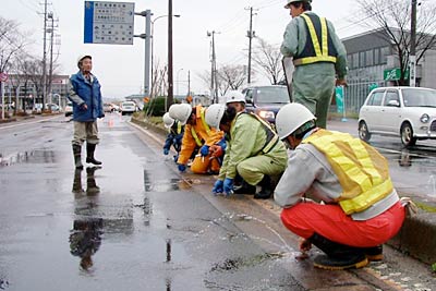 11日、JR燕三条駅そばの市道で行われていた消雪パイプの点検