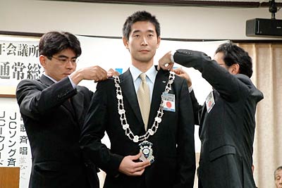 プレジデントリーフを受ける阿部次年度理事長