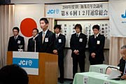 役員を前にあいさつする阿部次年度理事長