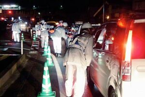 12日夜、三条署が管内で年末特別警戒を行い、飲酒運転防止や交通安全を呼びかけ