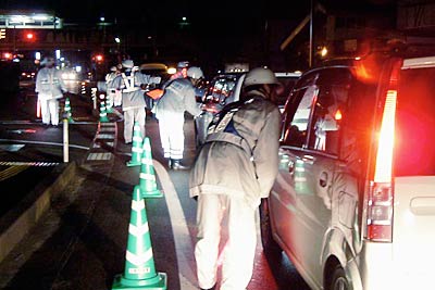 12日夜行われた三条署の年末特別警戒、JR北三条駅そばの検問
