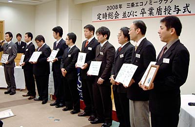 今年度のチームリーダーと委員長がそれぞれが担当した例会の講師に書いてもらった色紙を手に各グループの活動を報告