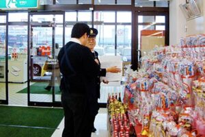 三条市内の店舗で年末特別警戒を行っている三条市消防本部