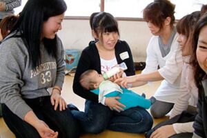 燕市白山町児童館で60人余りが参加して今年度最後の「赤ちゃん交流会」
