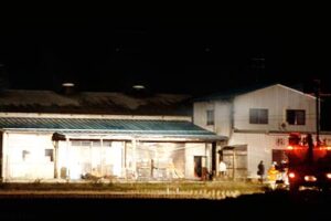 19日夜、燕市でメッキ工場が一部燃える