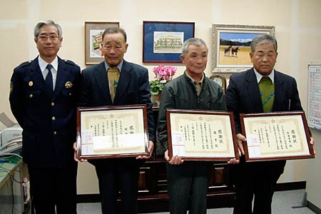 左から小船井三条署長、橘清哉さん、橘孝さん、熊倉孝男さん