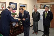 小船井署長から感謝状を受ける3人