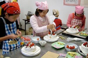 三条市本成寺公民館の「美味しんぼクラブ」で子どもたちがクリスマスケーキ作りに挑戦