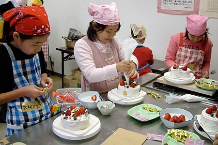 三条市本成寺公民館の子ども向け料理教室「美味しんぼクラブ」でクリスマスケーキ作り