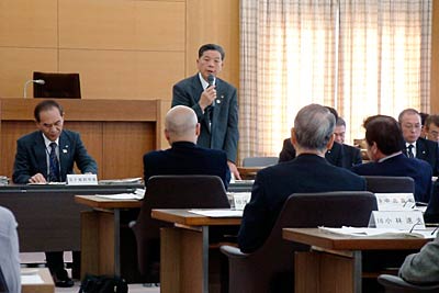 24日、市議会に市職員を道交法違反で停職6カ月の懲戒処分としたことを報告する小林市長