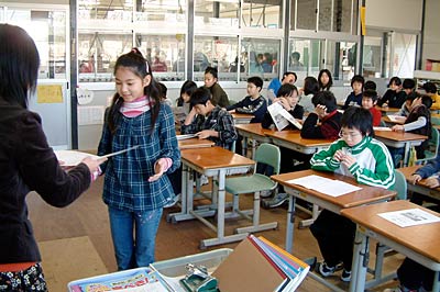 燕南小学校の終業式、6年生の教室