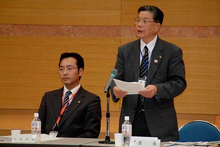 燕三条地域の労働問題に関する緊急座談会で国定三条市長(左)と声明文を読み上げる小林燕市長