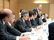 現況を話す各団体代表者ら