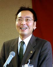 明るい表情で1年を締めくくる国定市長