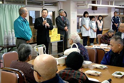 三条市・広域養護老人ホーム「県央寮」に角利産業から年末恒例の寄付