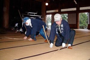 28日、本成寺で行われたすす払い