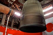 紅白幕をめぐらせて除夜の鐘の準備が整った鐘