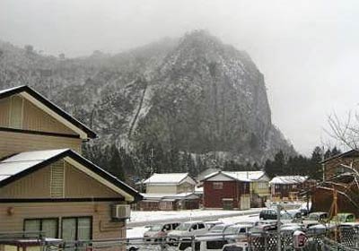 「大晦日、下田の風景」の記事で掲載されたうっすらと雪化粧した八木ヶ鼻の写真