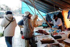 大みそかの31日、三条市・中央市場で開かれた歳末臨時市