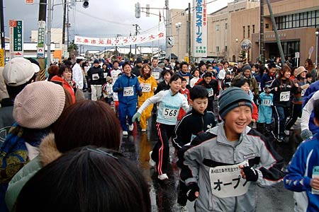 2009年の幕開きに行われた第4回三条市元旦マラソン大会、三条市総合体育館前をスタート