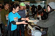 ゴール直後に完走証を受け取る参加者