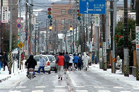 コースの第一産業道路にはシャーベット状の雪