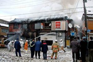 正月2日朝、三条市内で店舗兼住宅1棟が全焼