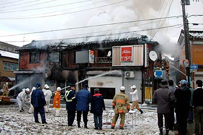 2日朝、全焼した三条市の店舗兼住宅