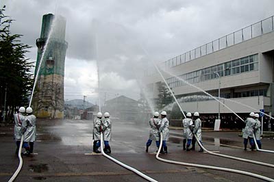 放水訓練で燕市文化会館駐車場で水道塔に向かって放水