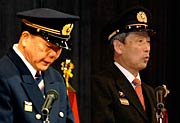小林市長(左)が式辞、吉川団長(右)が’訓示