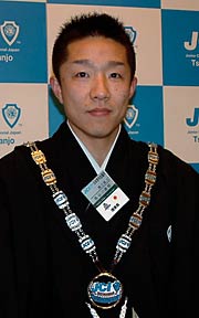  紋付きはかまで出席した長谷川理事長