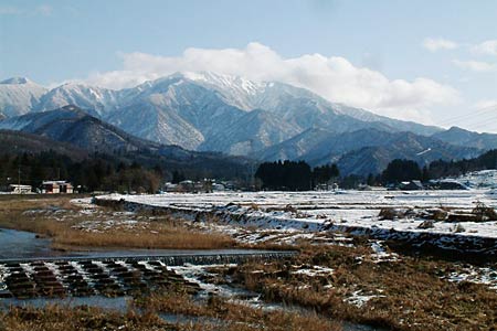 7日、加茂市宮寄上地内から粟ヶ岳を望む