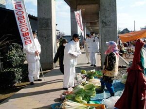 1月10日の「110番の日」にちなんで三条署が定期市会場で110番の広報