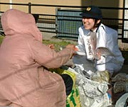 女性警官はしゃがんで露天商と同じ目線の位置で呼びかけ