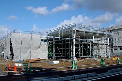 三条市興野1地内で建設が進む「県央医師会応急診療所」