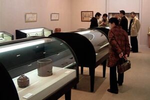 25日まで燕市産業史料館で開かれている玉川堂展