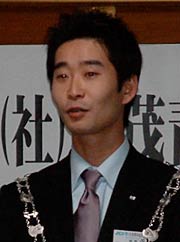 あいさつする阿部理事長