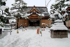 真っ白に雪化粧して献灯祭を迎える八幡宮
