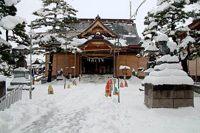 真っ白に雪化粧して献灯祭を迎える八幡宮