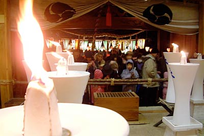 14日夜に三条市・八幡宮で行われた献灯祭